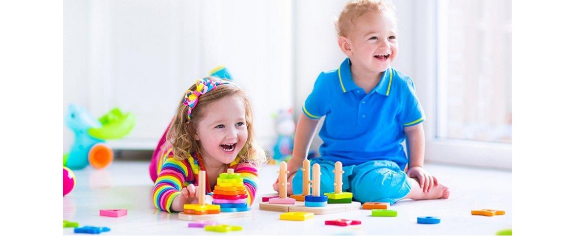 хлопчик і  дівчинка з машинкою 